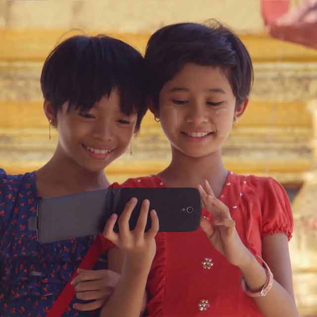 enfants regardant un téléphone mobile